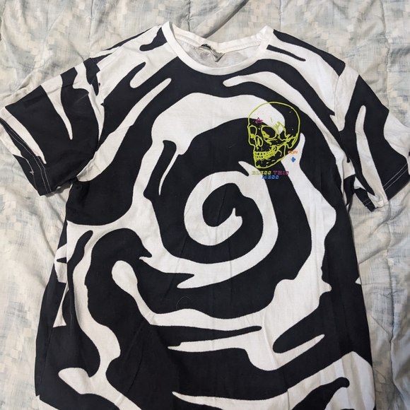 Graphic Black and White Swirl T-Shirt - Picture 1 of 5